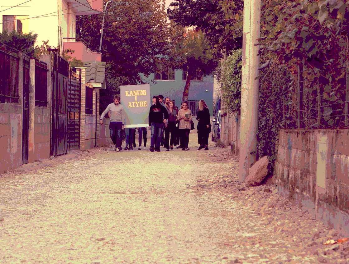 Grup njerëzish në një rrugë