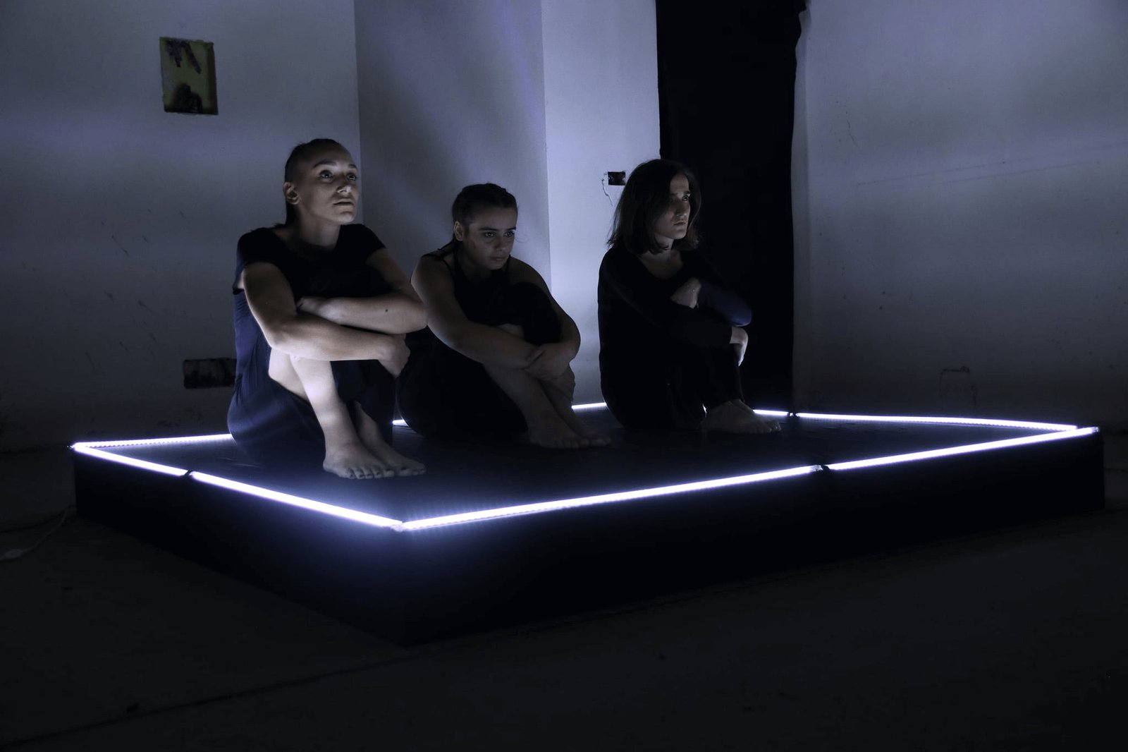 Performancë teatrale në skenë të errët