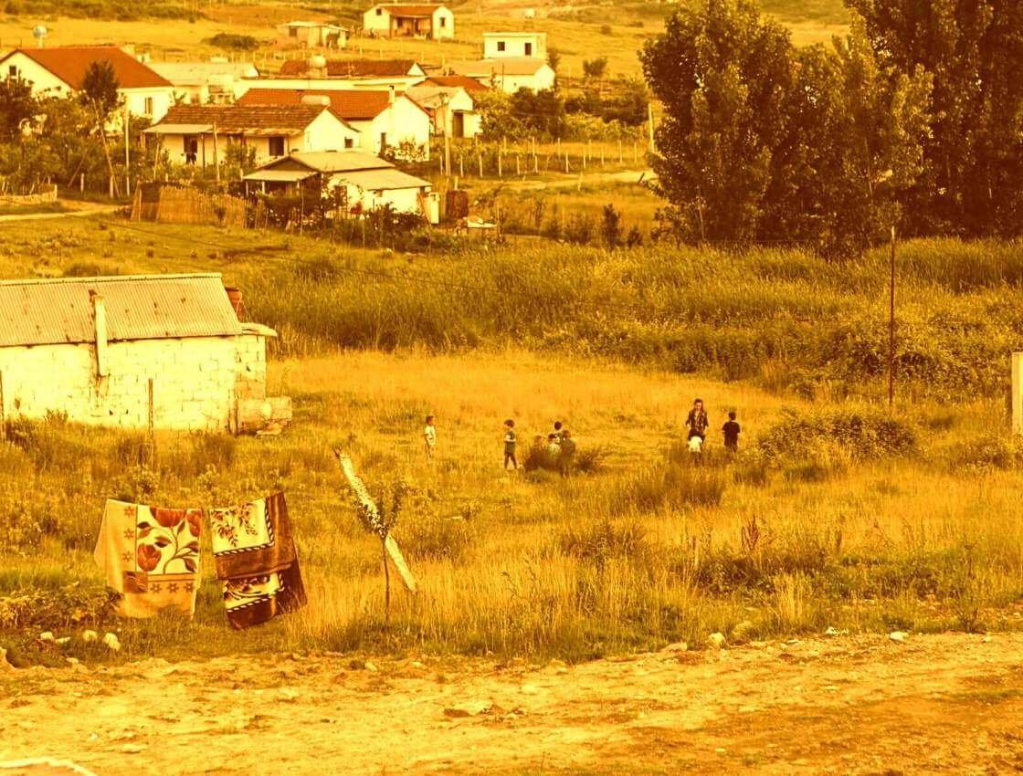 Peizazh fshati me shtëpi